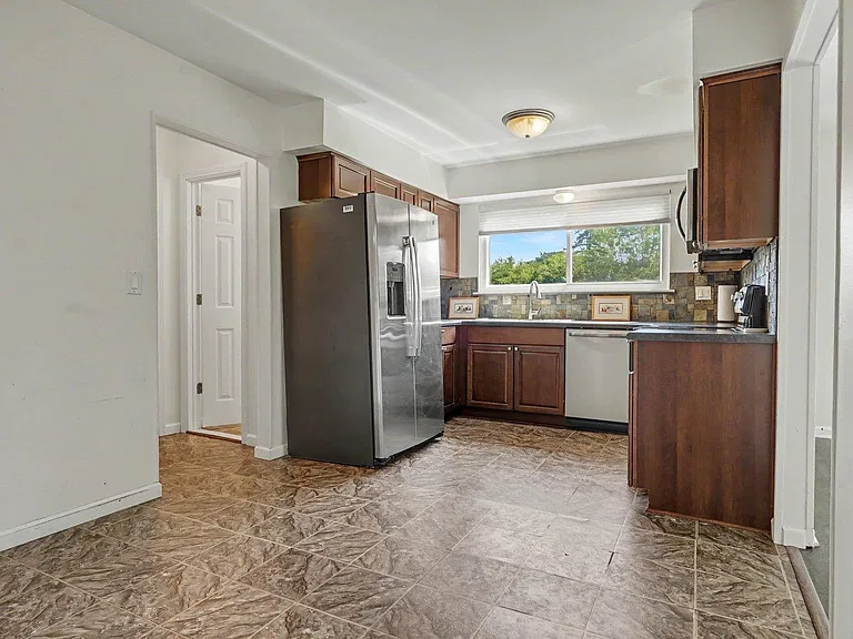 2735 Foster Ave — Photo 11