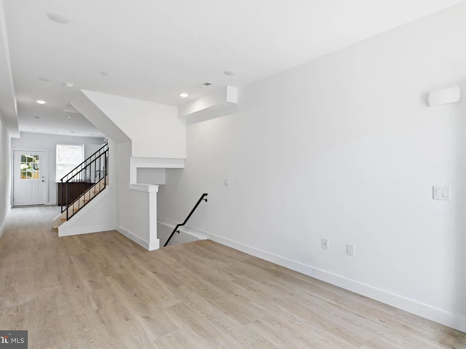 4 bed, $2,500 — Photo 3
