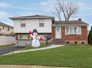 24 Jefferson Ave, Hicksville, NY 11801
