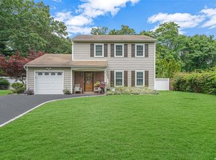 16 Scenic Hills Dr, Ridge, NY 11961