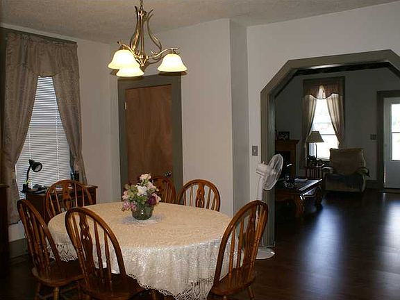 4th image of 604 W Washington St