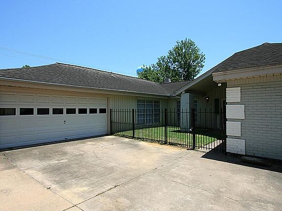 2nd image of 810 Lake Villa Dr