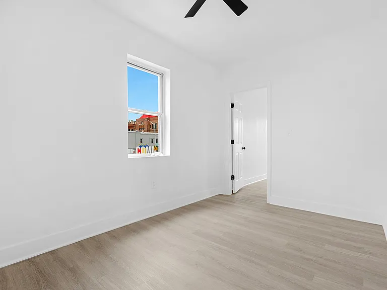 2213 E Madison St — Photo 24
