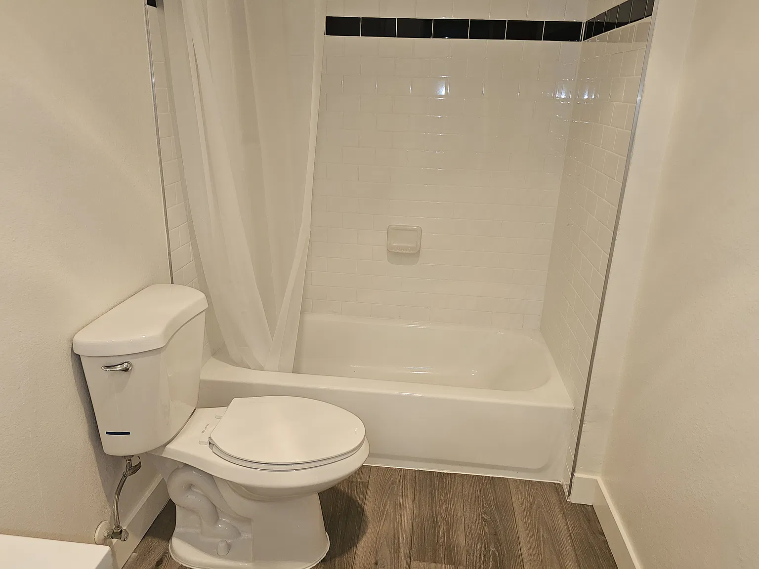 2 bed, 1000 sqft, $2,995 — Photo 3
