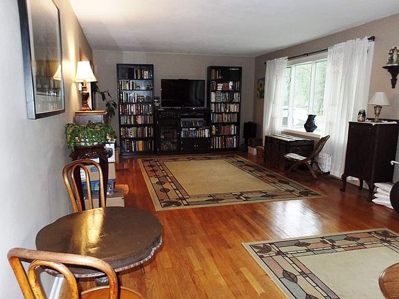 4th image of 28 Sweet Brier Dr