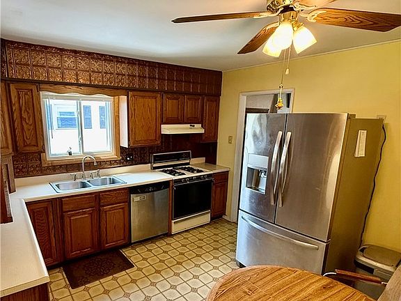 3rd image of 79 Frederick Rd