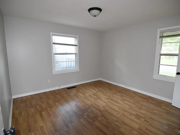 411 Ewing Dr — Photo 9
