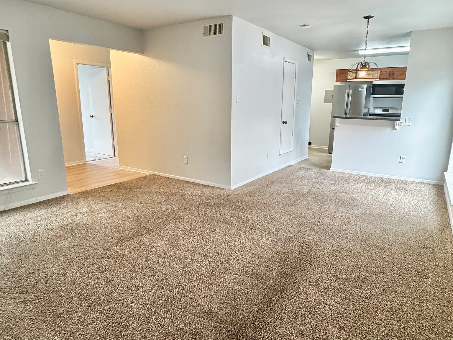 2 bed, 885 sqft, $1,400 — Photo 2