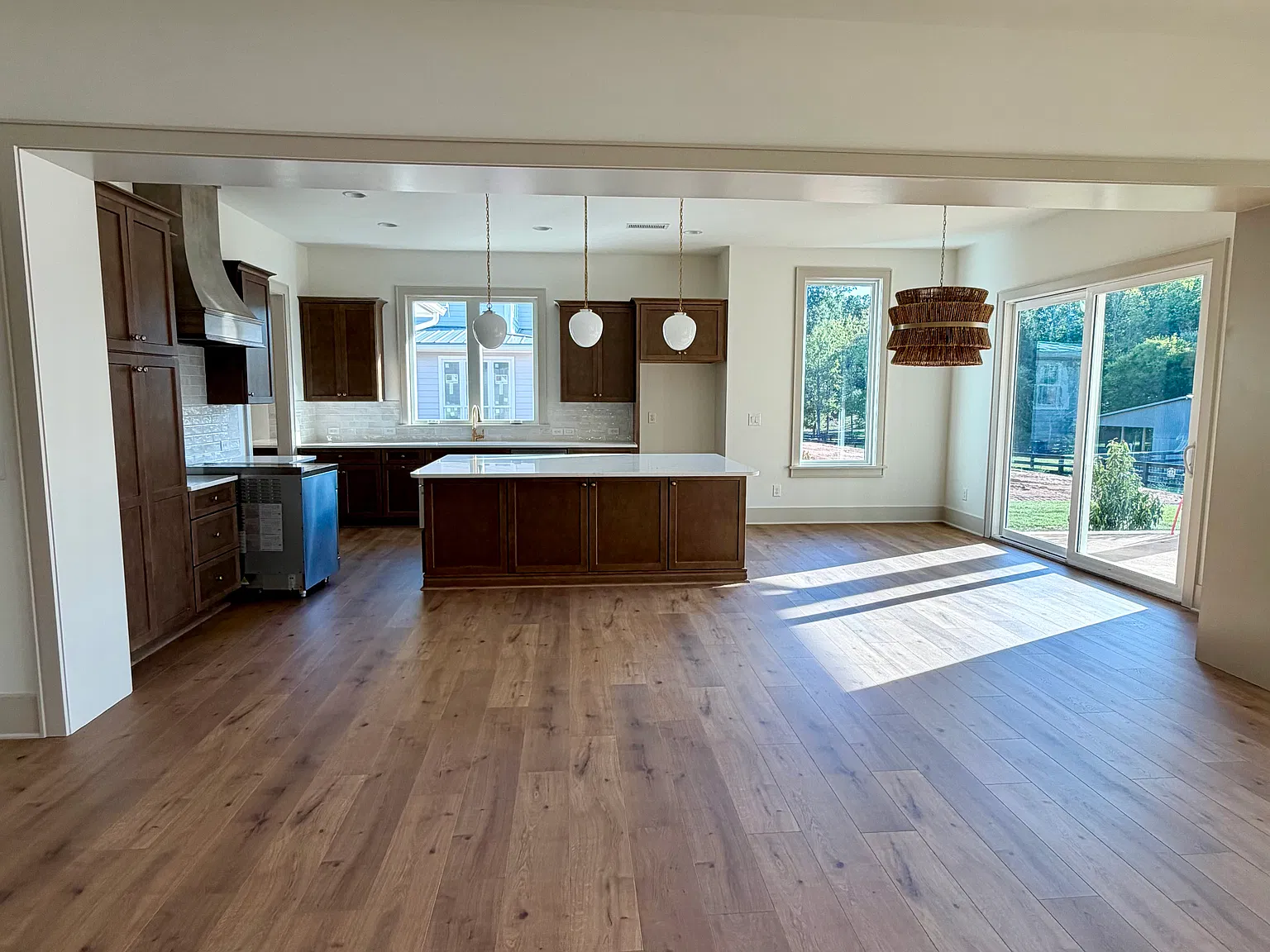 4 bed, 3.5 bath, 3438 sqft, $7,000 — Photo 2