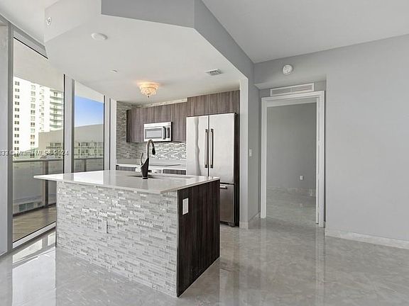 4th image of 488 NE 18th St Unit 3701