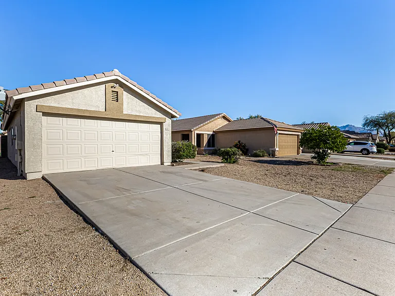 878 E Graham Ln — Photo 2