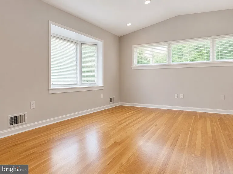 10827 Charles Dr — Photo 2