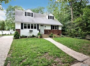 3 Tulip Ct, Massapequa, NY 11758