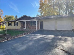 2 Abbottsford Dr, Rochester, NY 14606