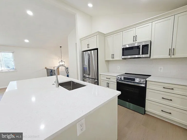 10027 W Constable Ct — Photo 4