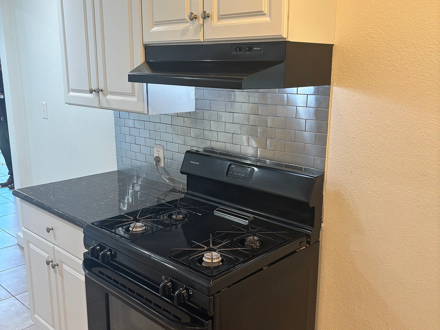 1 bed, 650 sqft, $1,150 — Photo 2