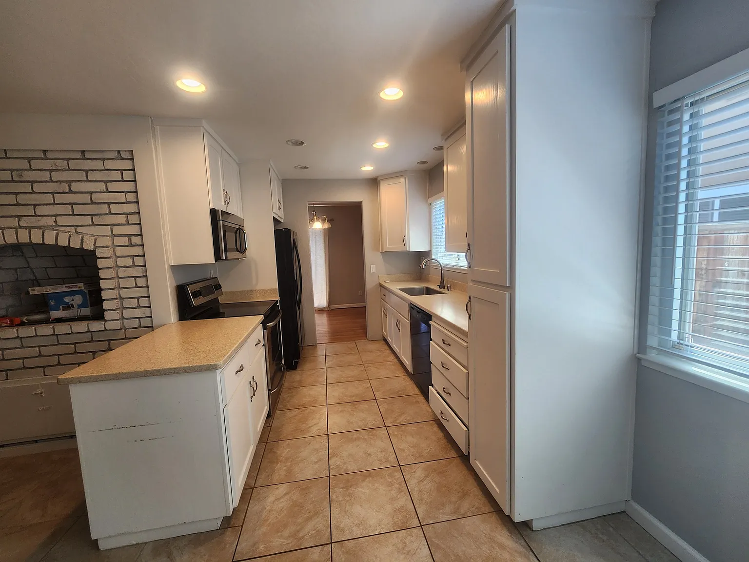 3 bed, 1484 sqft, $4,000 — Photo 3