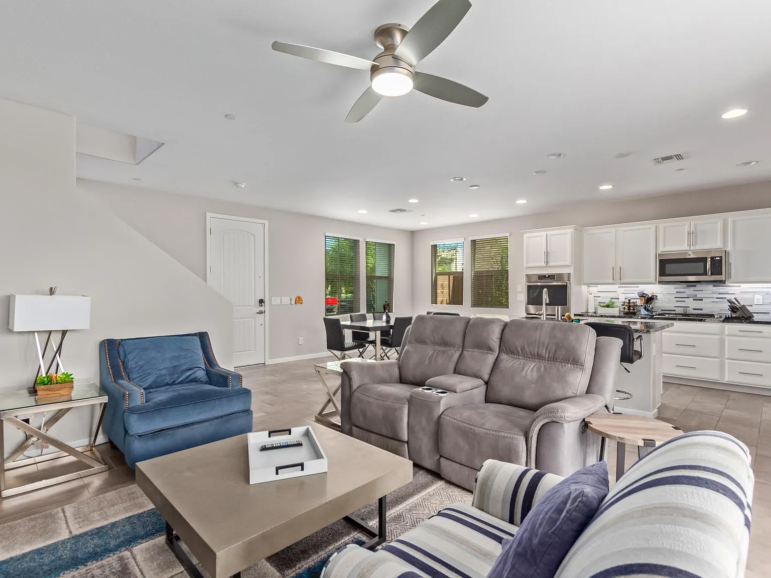 4 bed, 3.5 bath, 2084 sqft, $4,500 — Photo 2