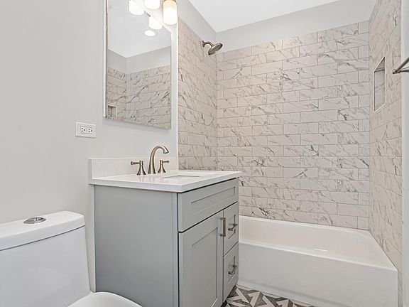 4th image of 5828 N Clark St #2S