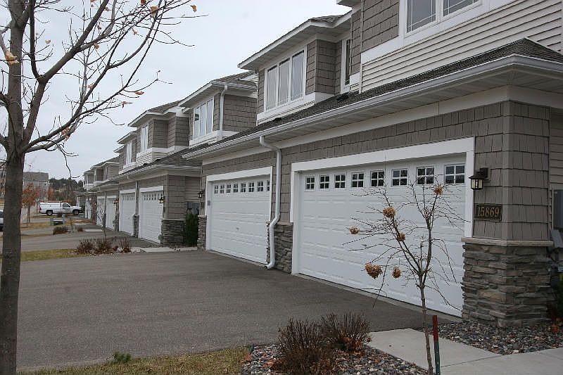Immaculate townhome in premier area of EP!