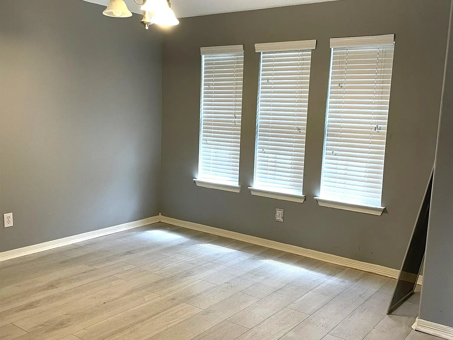 3 bed, 2.0 bath, 1644 sqft, $1,899 — Photo 2