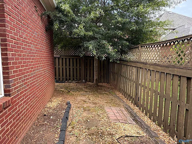 139 Canterbury Dr — Photo 22