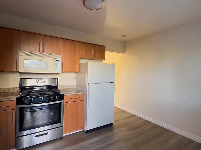 515 W Maple Ave — Photo 3
