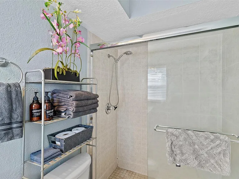 2424 NE 9th St #207 — Photo 19