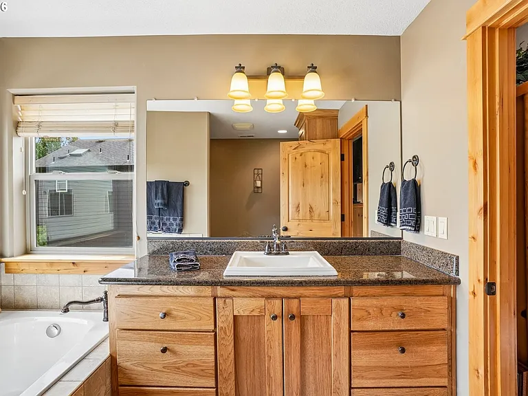286 SE Condor Dr — Photo 30