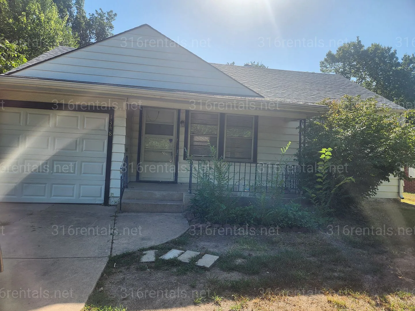 $1,095 - 3 bedroom / 1 bathroom - Single Family Home — Photo 1