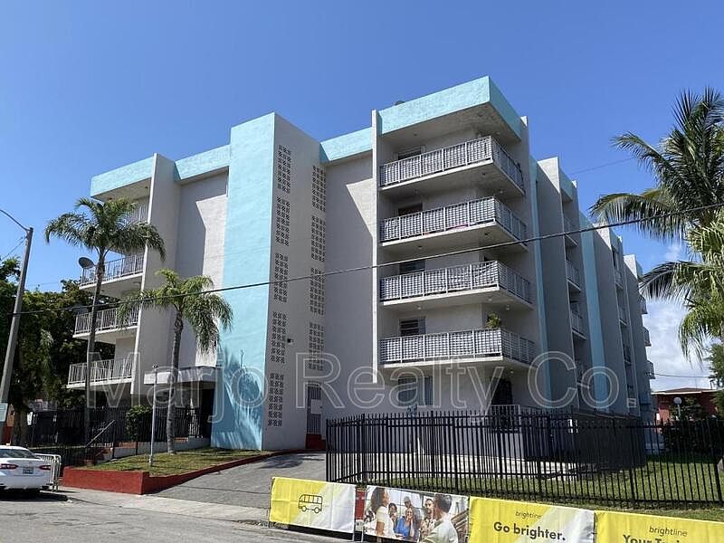1st image of 140 NW 14th Ave APT 5