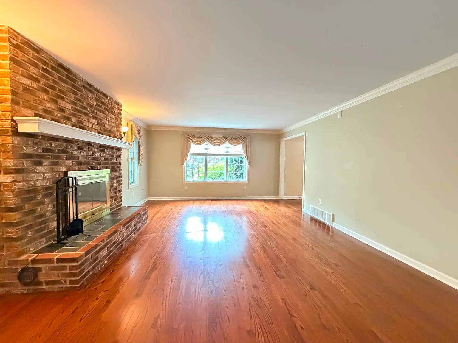3 bed, 2.5 bath, 3958 sqft, $3,400 — Photo 2