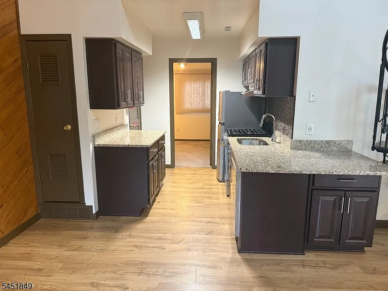 3 bed, 1.0 bath, $2,100 — Photo 2