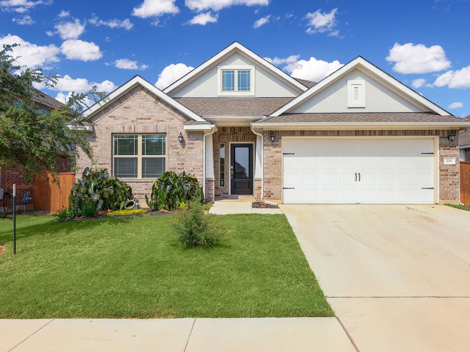 4 bed, 3.0 bath, 2372 sqft, $2,600 — Photo 1