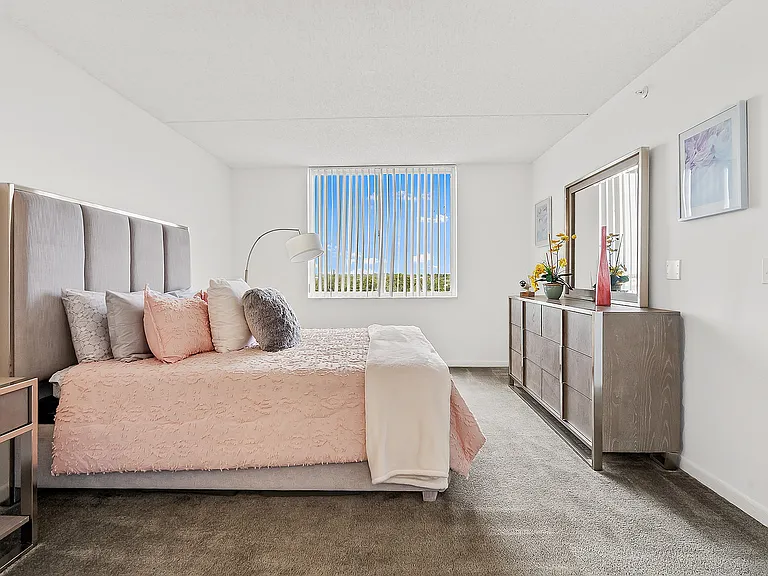 Tennis Towers Apartments — Photo 7