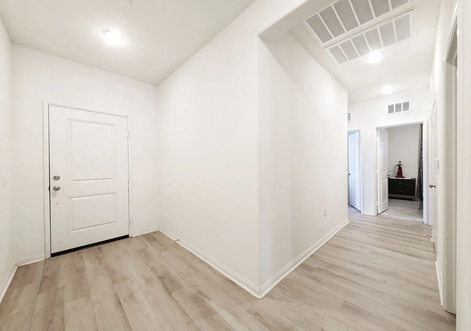 Just Like New! Fully Upgraded 4 bed / 2 bath Model Home. — Photo 4