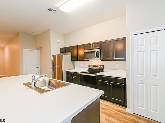 5th image of 719 SW 13th Ter
