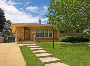 700 Echo Ln, Racine, WI 53406