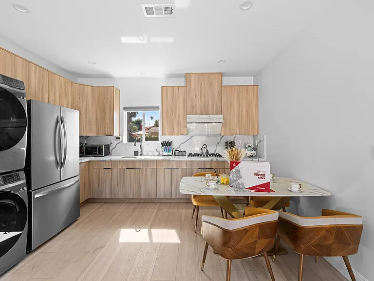 422 Roosevelt Ave — Photo 3