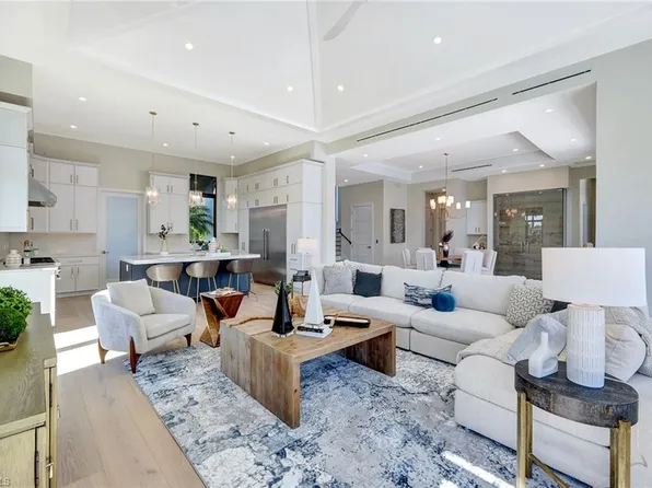 10720 Vanderbilt Dr, Naples, FL 34108