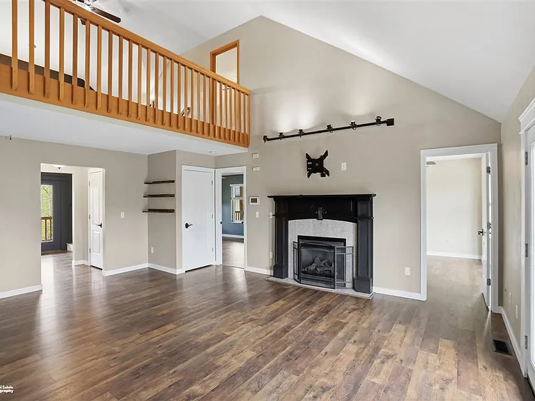 1421 N Landmark Dr — Photo 2