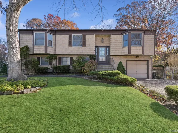 33 Broadway Avenue, Holtsville, NY 11742