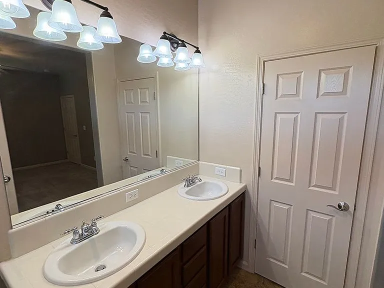 3310 N Tilden Ct — Photo 11