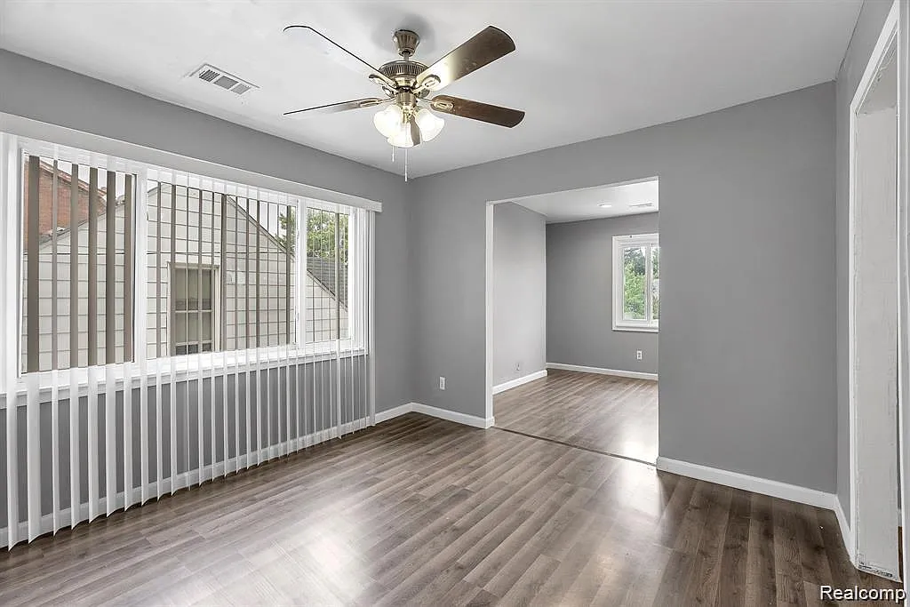 2 bed, 1.0 bath, 1998 sqft, $1,200 — Photo 3