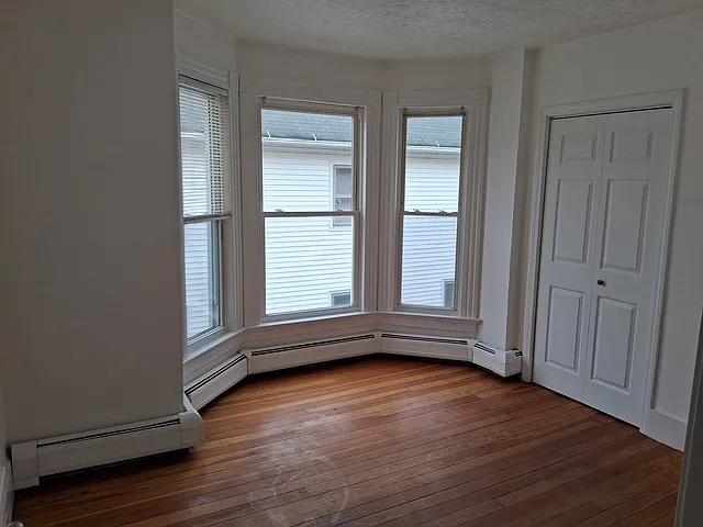 3 bed, 1200 sqft, $1,600 — Photo 2