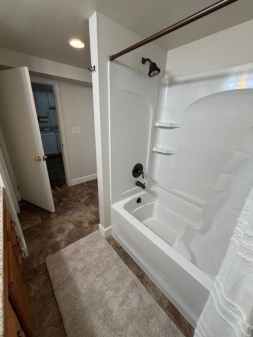 Newly remodeled and furnished 1 bedroom — Photo 2
