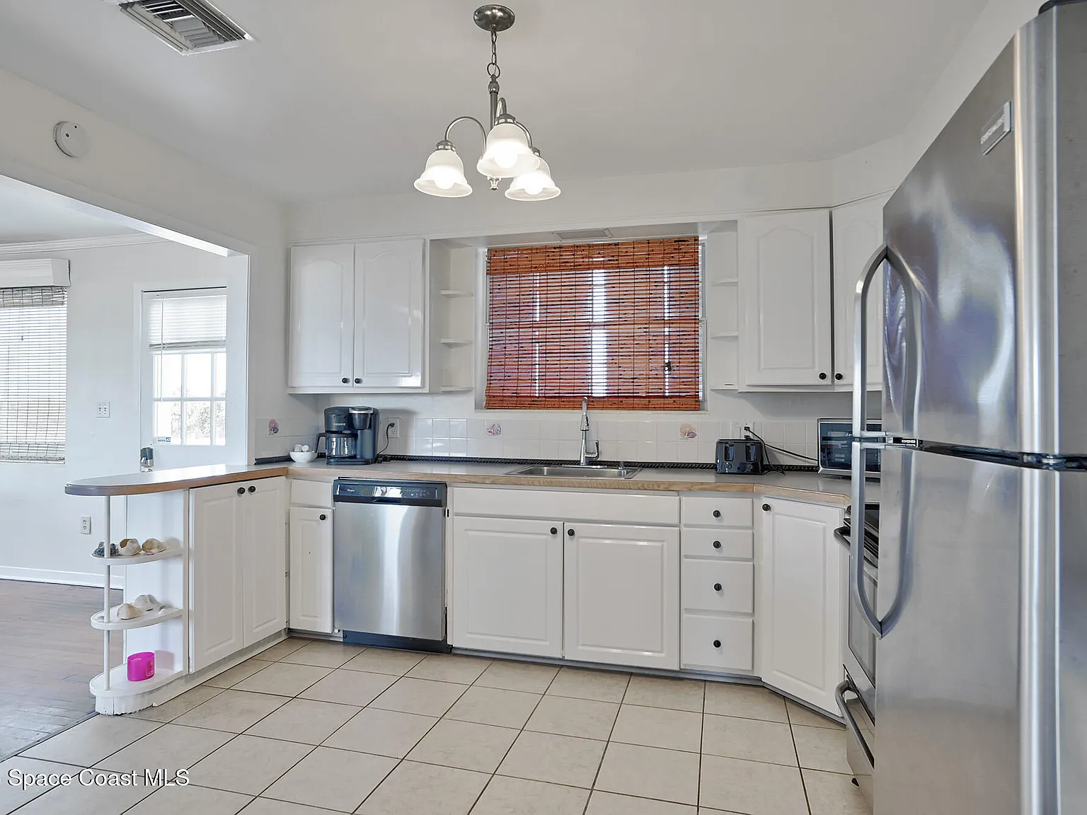 4 bed, 3.0 bath, 2273 sqft, $6,300 — Photo 4
