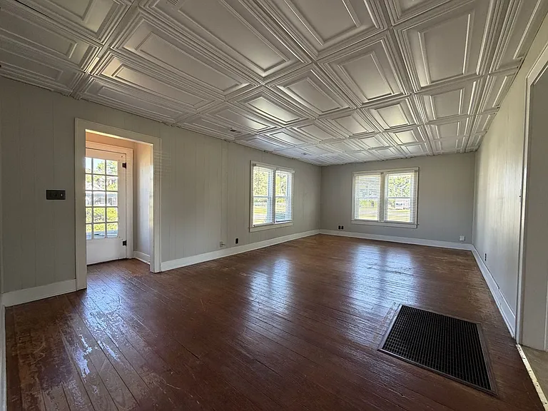 403 SW East St — Photo 3
