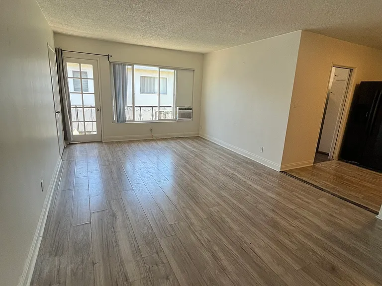 14612 Wyandotte St #9 — Photo 5