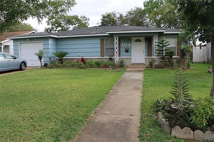 1st image of 104 Forest Oaks Ln
